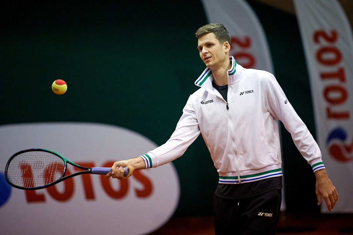 Najwyżej sklasyfikowany w rankingu ATP World Tour polski tenisista Hubert Hurkacz podczas treningu z dziećmi objętymi "Narodowym Programem Upowszechniania Tenisa - Rakiety LOTOSU"