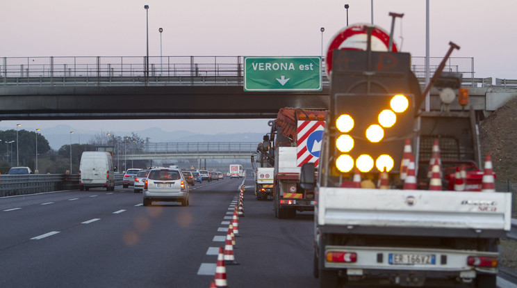 A veronai busztragédia helyszíne az A4-es autópályán az észak-olaszországi Veronánál 2017. január 21-én. A város közelében a budapesti Szinyei Merse Pál Gimnázium diákjait Franciaországból hazaszállító autóbusz balesetet szenvedett, majd kigyulladt, tizennyolcan haltak meg / MTI Fotó: Varga György