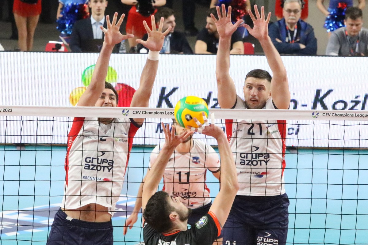 Zawodnicy Grupy Azoty Zaksy Kędzierzyn-Koźle Łukasz Kaczmarek (L) i Wojciech Żaliński (P) oraz Kevin Sasak (C) z CEZ Karlovarsko podczas meczu grupy D Ligi Mistrzów siatkarzy