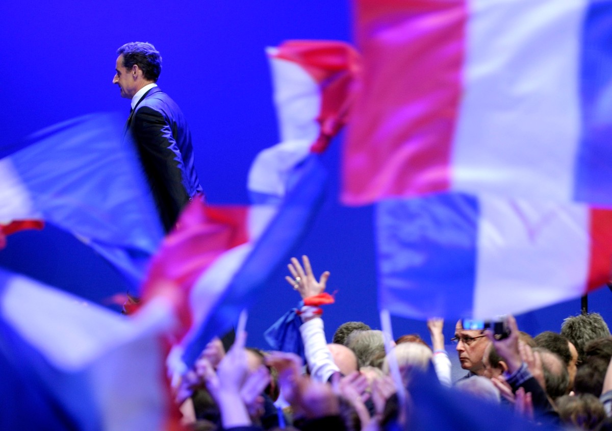 Nicolas Sarkozy w siedzibie swojej partii po przemówieniu powyborczym