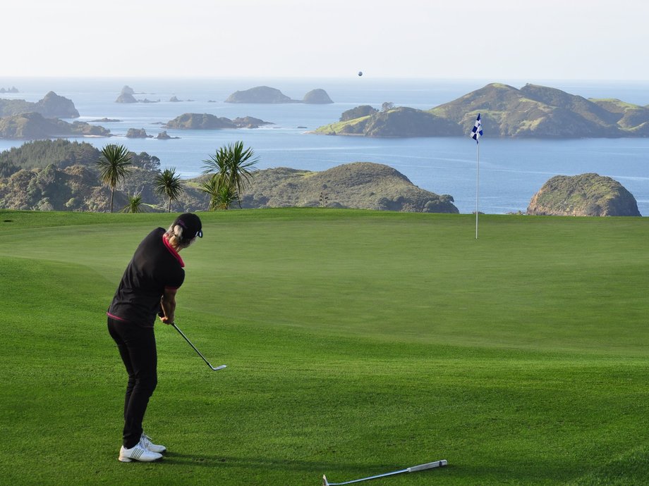 The par-72 championship golf course at Kauri Cliffs, located in Matauri Bay, New Zealand, offers players five sets of tees and fifteen holes with views of the Pacific Ocean, six of which are played alongside cliffs hovering over the sea. Players can also access a world-class practice range, putting and chipping greens, a golf shop, and rental clubs at the golf complex.