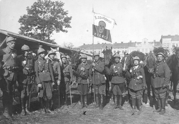 II Ochotniczy Szwadron Śmierci (konny) w sierpniu 1920 r. Na zdjęciu widoczna m.in. druga od prawej Janina Łada-Walicka (domena publiczna).