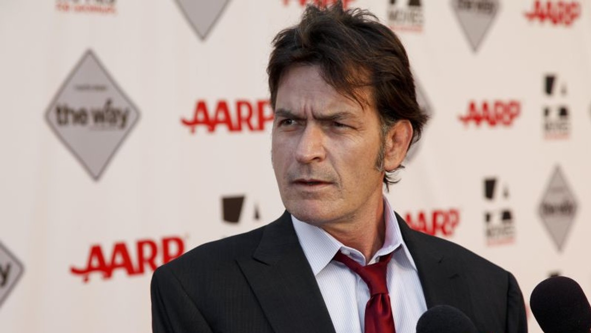 Charlie Sheen ma problemy z korzystaniem z serwisów społecznościowych. Przez przypadek zamieścił na swoim publicznie widocznym profilu... prywatny numer telefonu.