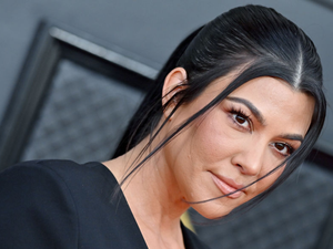 Kourtney Kardashian bevállalós szettben mutatta meg a kerekedő pocakját