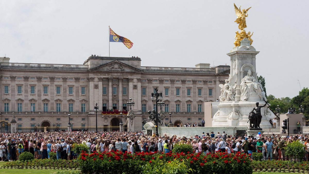 Incydent przed Pałacem Buckingham. 25-latek próbował wspiąć się na mur