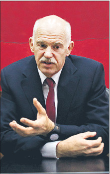 Prasa twierdzi, że w przypadku porażki referendum premier Papandreu miałby rozpisać nowe wybory Fot. Bloomberg