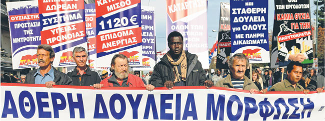 Według analityków rosnące bezrobocie może doprowadzić do chaosu politycznego w Grecji. Manifestacja w Atenach pod hasłem: „Chcemy pracy i edukacji“ AP