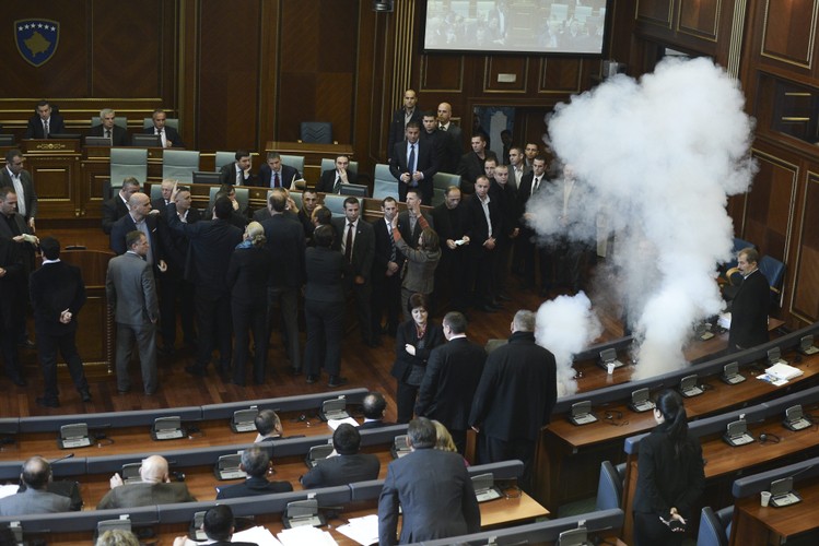 Gaz w sali parlamentu Kosowa