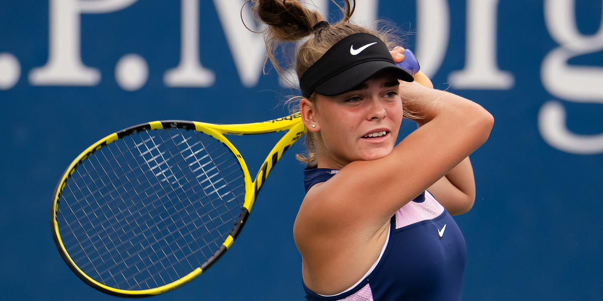 Młodziutka Sara Bejlek awansowała do turnieju głównego US Open, ale nie o tym mówią fani tenisa. 