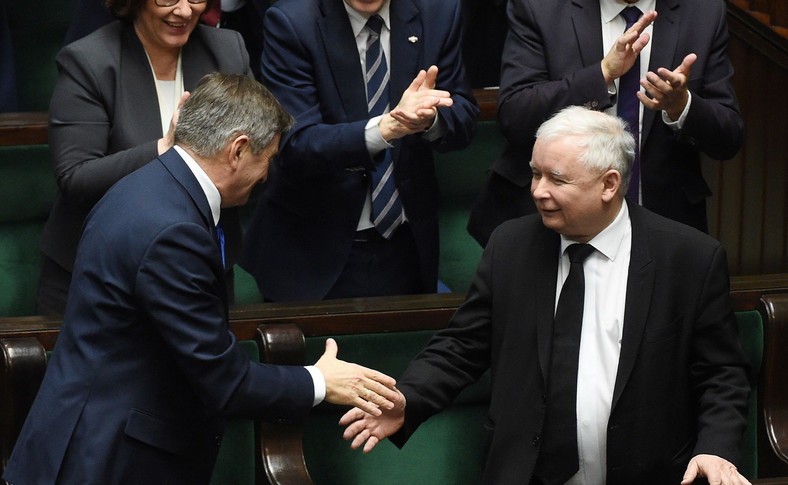 Marek Kuchciński i Jarosław Kaczyński podają sobie dłonie