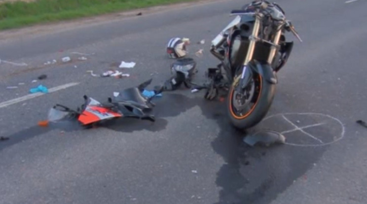 Durva motorbaleset Lepsénynél: ezzel a motorral csapódott autóba egy férfi és barátnője /Fotó: RTL Híradó