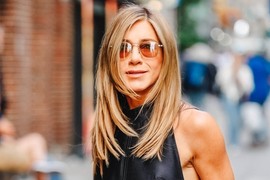 Dženifer Aniston juče zaustavila Menhetn u BRUTALNO KRATKOJ HALJINI i ljudi ne veruju KAKVE NOGE IME u 56. godini: "Izgleda kao devojčica!"