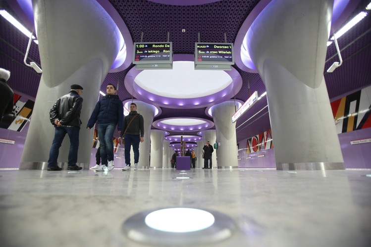 Pasażerowie na Stacji Nowy Świat - Uniwersytet. W niedzielę 8 bm. uruchomiono centralny odcinek drugiej linii metra. Prezydent Warszawy Hanna Gronkiewicz-Waltz podkreślała podczas otwarcia, że to historyczny moment i przepraszała warszawiaków za opóźnienia przy budowie. Z pierwszą linią metra druga krzyżuje się na stacji 'Świętokrzyska'. <br><br>fot.  (mr) PAP/Leszek Szymański