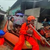 Poplave u Indoneziji - spasioci evakuišu ljude iz poplavljenih kuća u provinciji Severna Sumatra 25. novembra