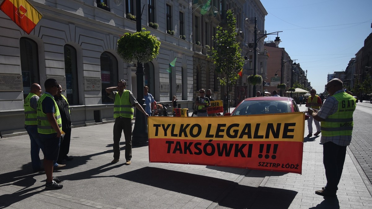 Łódzcy taksówkarze przeprowadzili akcję zatrzymywania kierowców Ubera, którzy wjechali na ul. Piotrkowską, choć zakazują tego znaki drogowe,. Fot. Paweł Łacheta/Express Ilustrowany/Polska Press