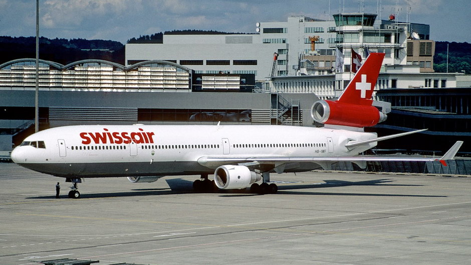 McDonnell Douglas MD-11, który uległ katastrofie (nr. rej. HB-IWF). Zdjęcie wykonano na lotnisku w Zurychu, dwa miesiące przed katastrofą