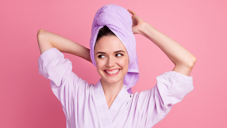 Turban do suszenia włosów jest lepszy od ręcznika. Jak go używać? 