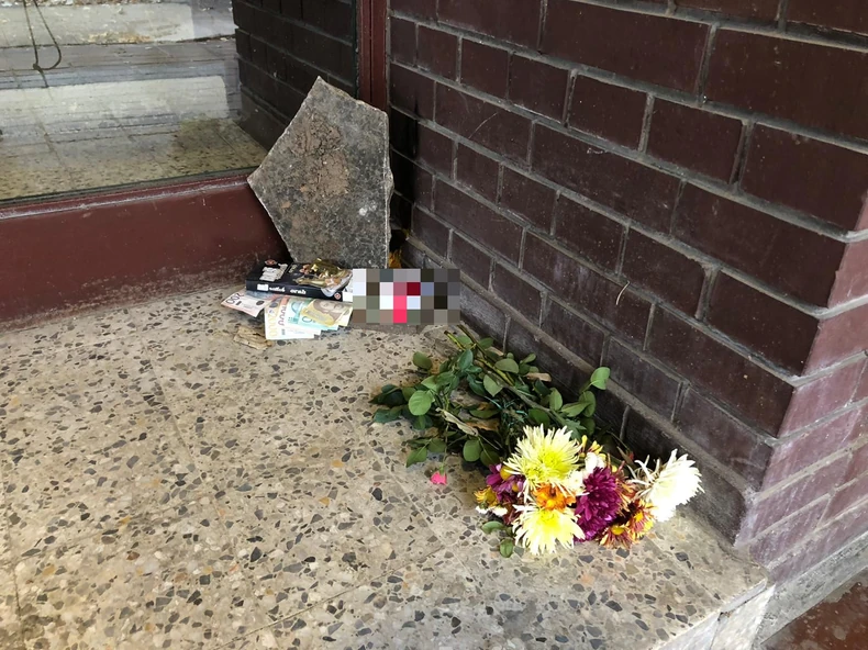 Prizor ispred Džejeve zgrade 