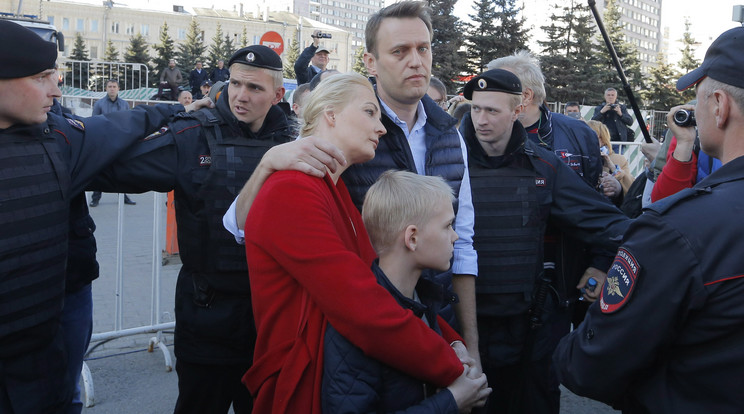 Navalnij  egy 2017-es tüntetésen feleségével, Julija Navalnával és fiukkal, Zaharral . A politikus szemén még látszik a sérülés, amit az okozott, hogy sebfertőtlenítővel arcon öntötték / Fotó:  MTI/EPA/Makszim Sipenkov