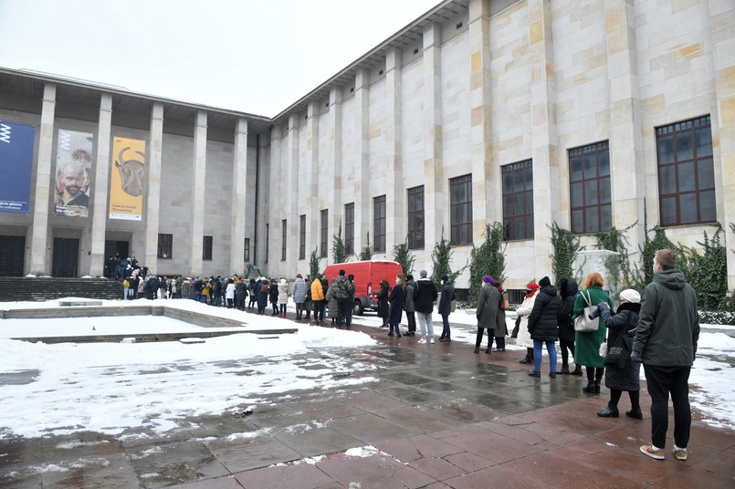 Kolejka przed wejściem do muzeum