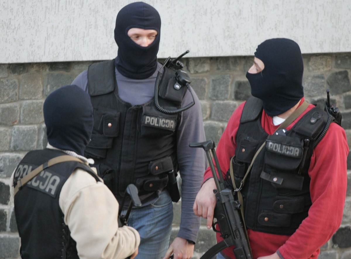 Zamaskowani policjanci