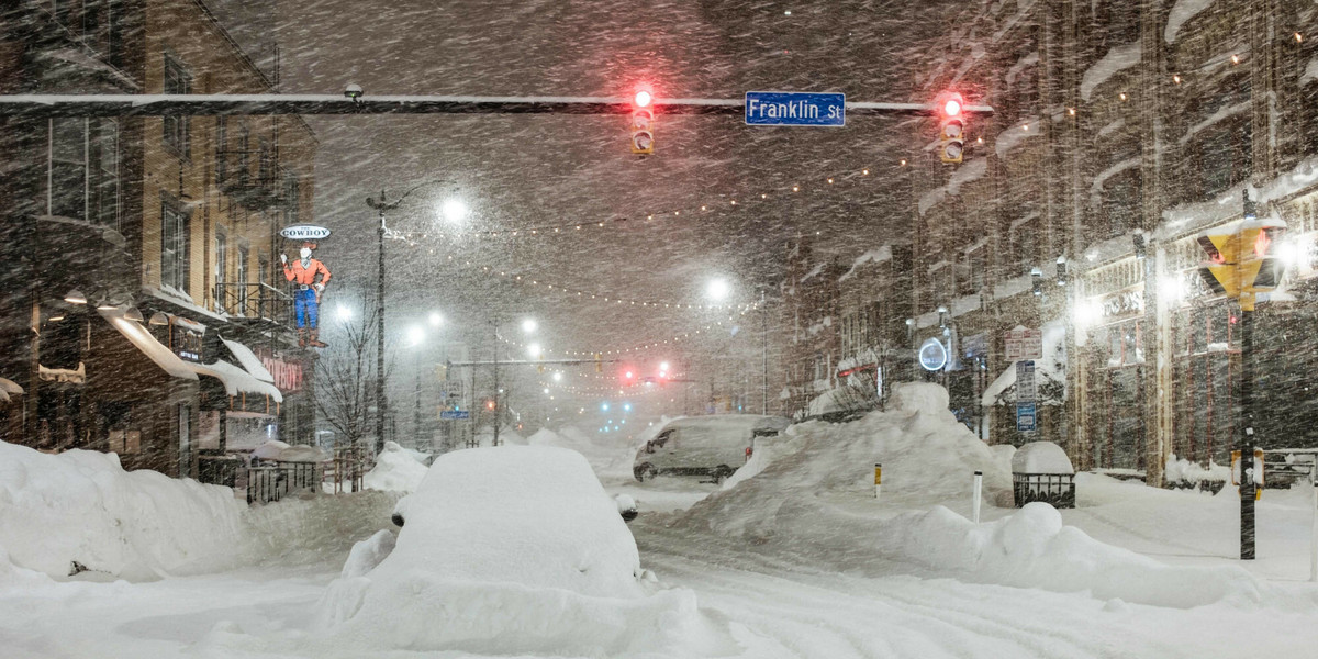 Obfite opady śniegu w centrum Buffalo w stanie Nowy Jork. 26 grudnia 2022 r.