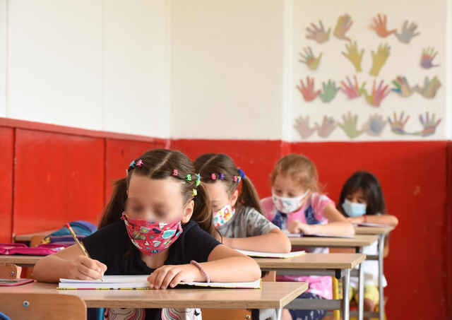In class where infection occurs, students must wear masks throughout the day.