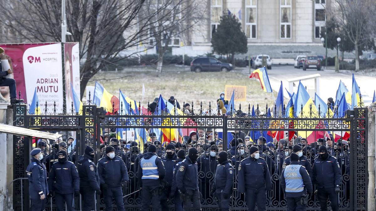 Protestujący w Bukareszcie przed parlamentem