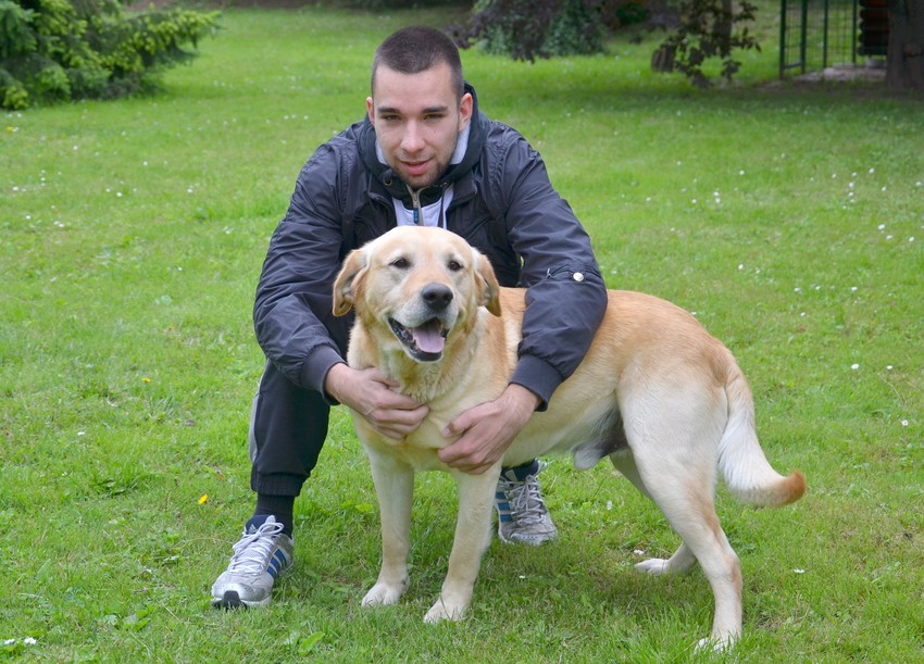 Labrador retriver Pablo i ponosni vlasnik Relja Barać