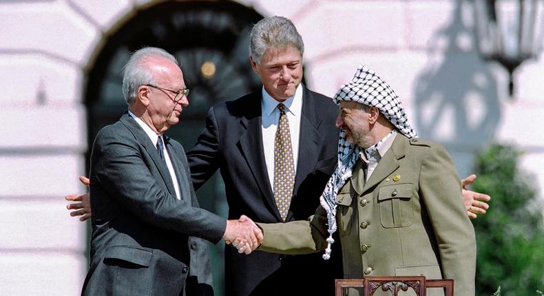 Le-président-américain-Bill-Clinton-entre-le-chef-de-l’OLP-Yasser-Arafat-et-le-Premier-ministre-isra