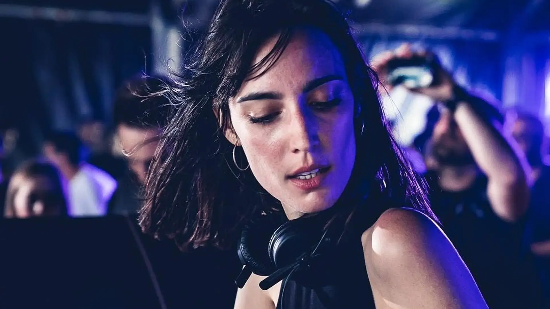 Cała piątkowa noc należy do Amelie Lens. DJ-ka na dwóch występach w Warszawie