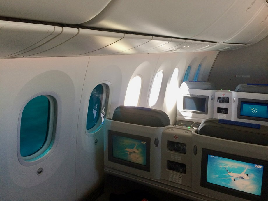 W Dreamlinerze nie ma rolet do zasłaniania okien. Szybki są zaciemniane elektrycznie. 