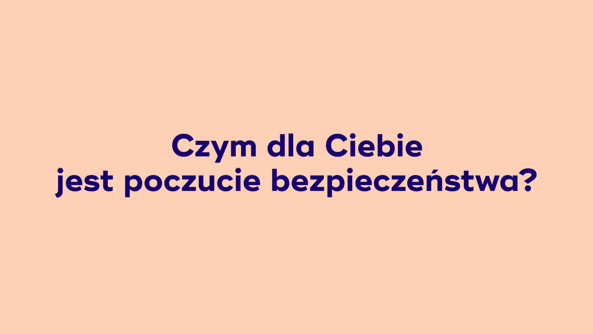 <strong>Czym jest poczucie bezpieczeństwa? Jak funkcjonować w wielotysięcznym tłumie? Czy osoby z niepełnosprawnościami mogą czuć się pewnie na festiwalach muzycznych? Audioriver rozpoczyna nowy projekt edukacyjny Audiohome: #jesteśwdomu, w ramach którego zaprasza do dialogu na temat bezpieczeństwa, wykluczeń, i społecznego znaczenia festiwali oraz branży muzycznej. Do akcji przyłączyła się Helsińska Fundacja Praw Człowieka, Fundacja Kultura Bez Barier oraz After Party FES (Fundacja Edukacji Społecznej). </strong>