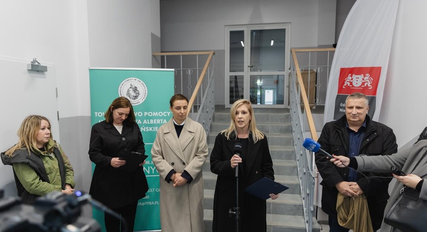 Centrum Treningu Umiejętności Społecznych jest połączone z innymi działaniami z obszaru mieszkalnictwa społecznego, zwłaszcza Gdańskim Programem Mieszkalnictwa Społecznego. Cieszę się, że wróciło, otworzyło swoje progi, że będziemy mogli je wykorzystywać dla dobra potrzebujących mieszkańców Gdańska – podkreśla Monika Chabior, zastępczyni prezydenta Gdańska ds. rozwoju społecznego i równego traktowania