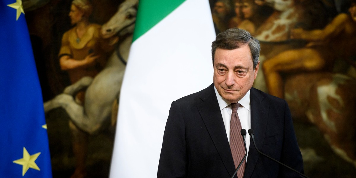 Mario Draghi zapowiada dalsze sankcje na Rosję, żeby tylko sprowadzić kraj Putina z powrotem do stołu negocjacyjnego.