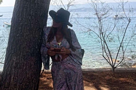 SONJA VUKSANOVIĆ (49) POKAZALA TELO OD MILION DOLARA Skinula se u bikini i niko ne zna gde pre da gleda: Grudi, struk, noge - sve puca na njoj