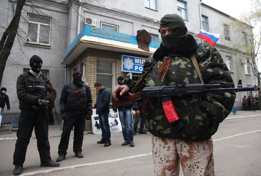 Uzbrojeni prorosyjscy bojownicy przed zajętym posterunkiem policji we wschodnioukraińskim mieście Słowiańsk, 12 kwietnia 2014 r.