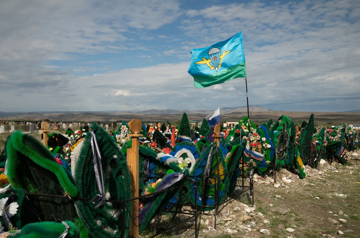 Cmentarz żołnierzy "Czarnej Pantery" z Tuwy zabitych w Ukrainie