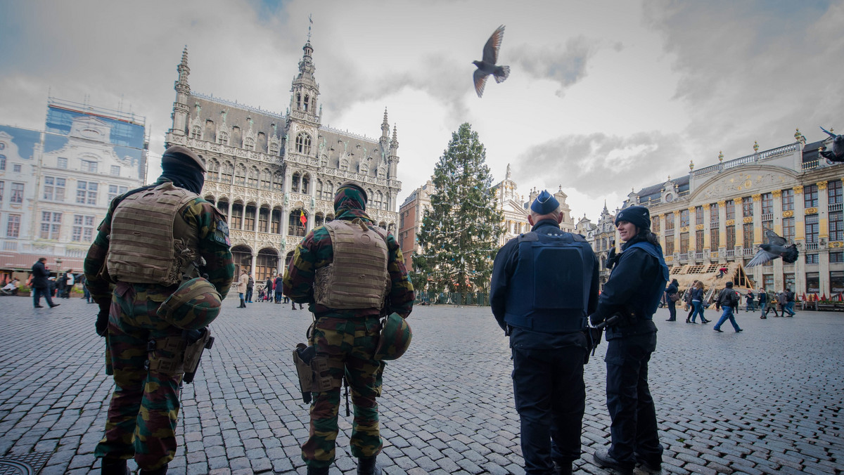 Belgijska policja szuka kilku uzbrojonych islamskich ekstremistów - poinformował szef MSW Jan Jambon. W Brukseli drugi dzień obowiązuje czwarty, najwyższy poziom zagrożenia terrorystycznego, w związku z ryzykiem ataków przypominających te z Paryża.