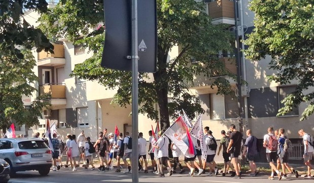 Pristalice SNS pesače iz Novog Sada do Beograda na skup 27. juna
