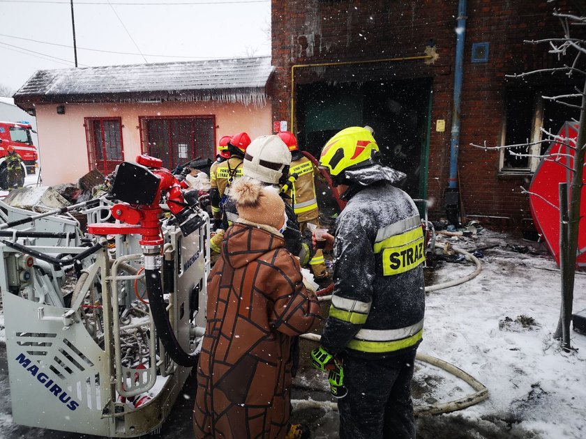 Ta scena wzrusza do łez. Seniorka przyszła do zapracowanych strażaków z kawą