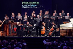 Paul McCreesh dyryguje brytyjskim zespołem Gabrieli Consort & Players podczas finałowego koncertu festiwalu Actus Humanus Nativitas w Gdańsku, 15 grudnia 2019 r.