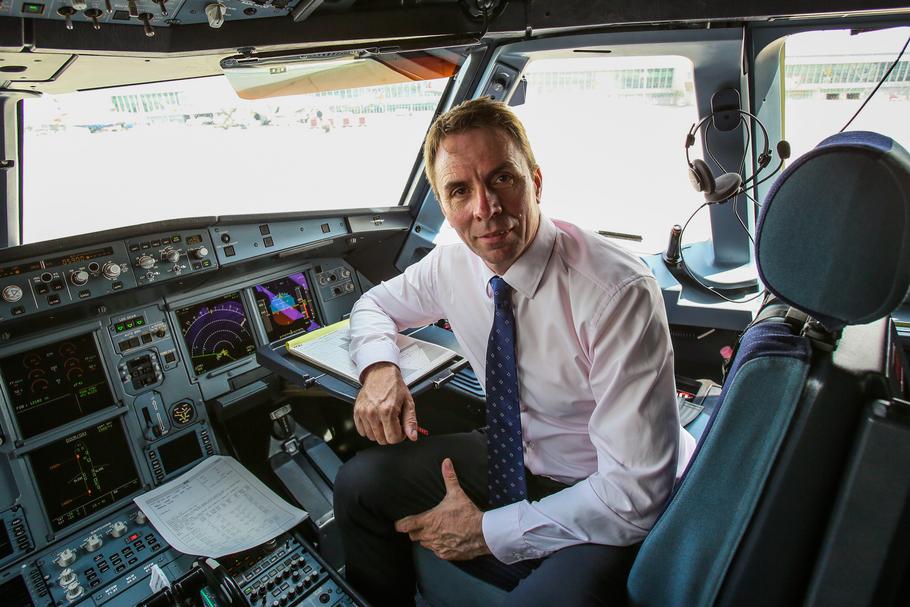 József Váradi w kabinie pilotów jednego z samolotów należących do Wizz Air
