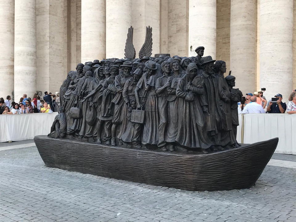Rzeźba przedstawiającą tratwę z migrantami odsłonięta w Watykanie
