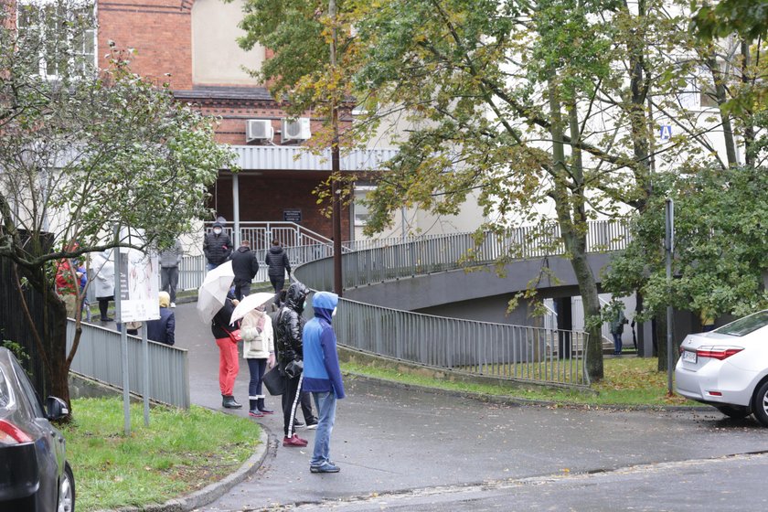 Dramat! Stoją w kolejce po test w deszczu i z objawami COVID-19