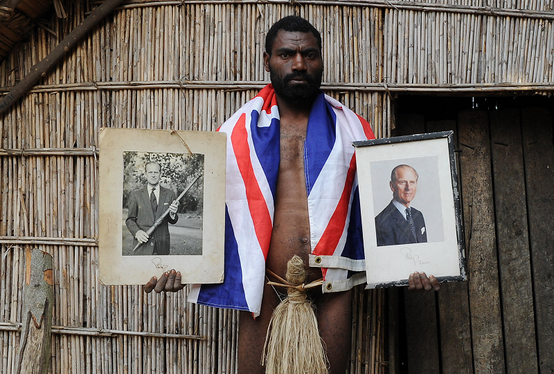 Członek plemienia z Vanuatu prezentuje portrety Filipa