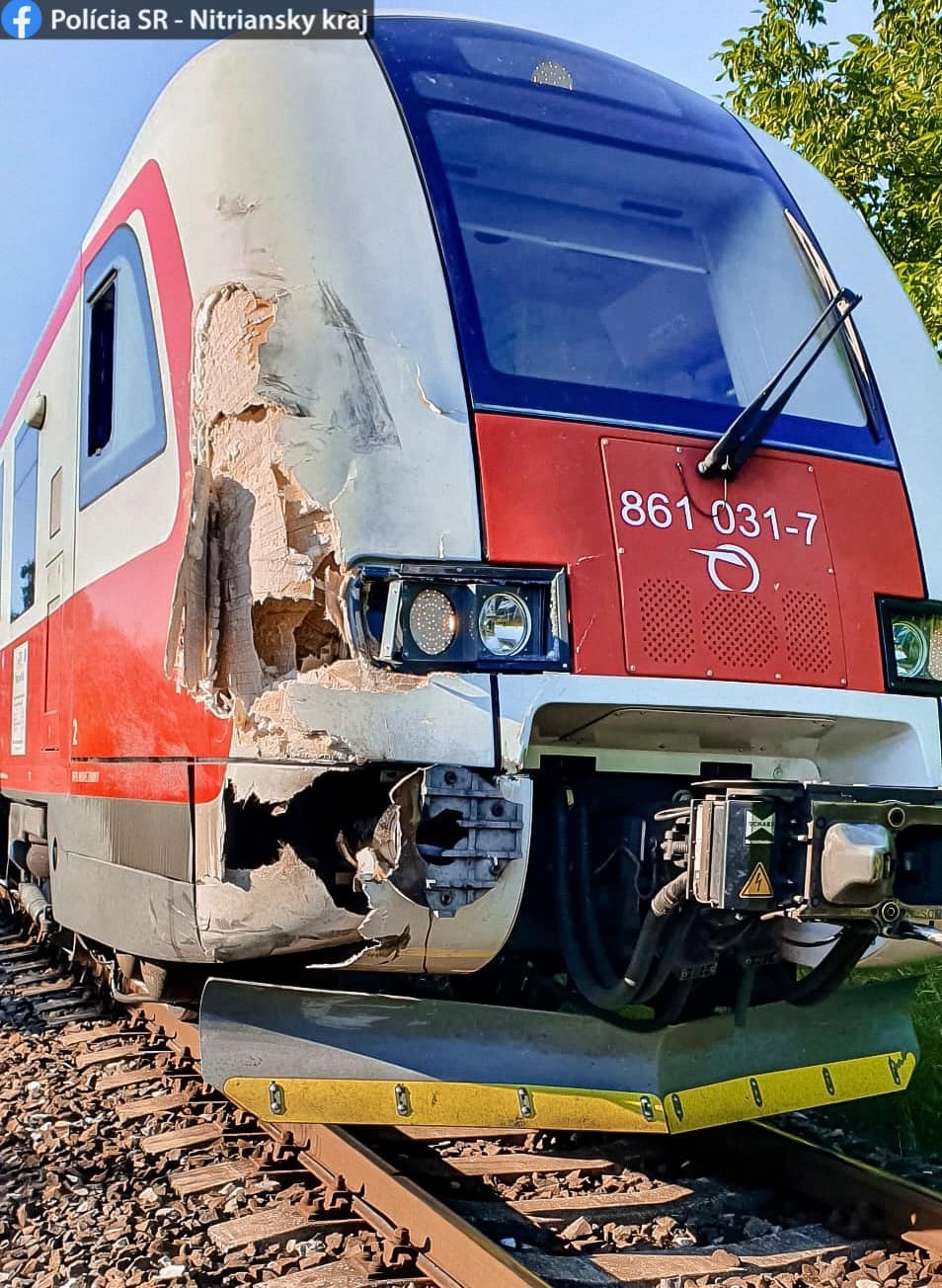 PRI ZRÁŽKE NÁKLADNÉHO AUTA A OSOBNÉHO VLAKU V IVANKE PRI NITRE SA ZRANILI TRI OSOBY.