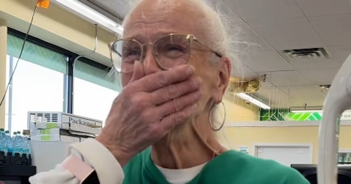 Ma 75 lat i wciąż pracuje w sklepie. Zachowanie klienta doprowadziło ją do łez