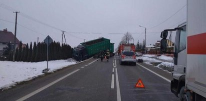 Kobieta wjechała prosto pod ciężarówkę