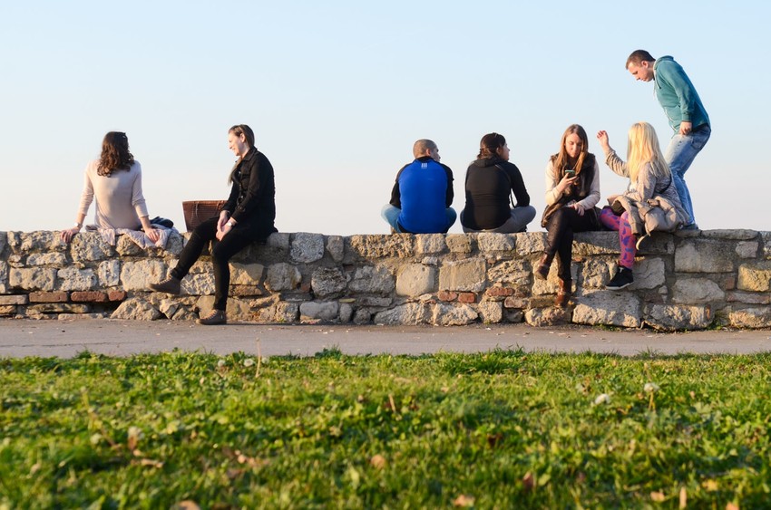 Mladi vole da se druže napolju